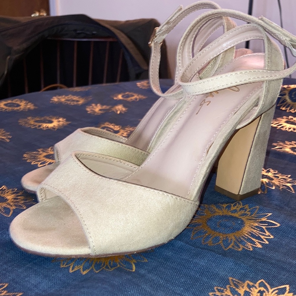 8 Lulus light nude heels